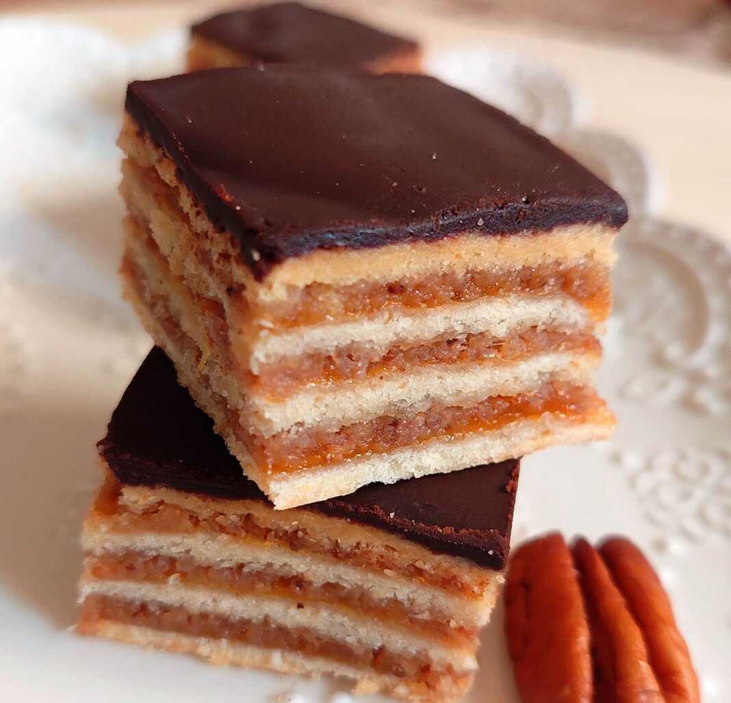 keikMarmeladaKaridi Κέικ με καρύδια και μαρμελάδα βερίκοκο.