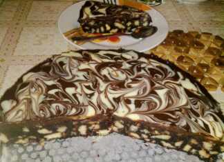 Ένα κομμένο κομμάτι μπισκοτογλυκού με στρώσεις μπισκότων, καρυδιών και σοκολάτας, καλυμμένο με λείο γλάσο σοκολάτας.