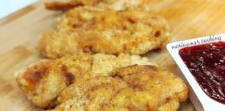 Τραγανές, χρυσαφένιες λωρίδες κοτόπουλου σαν KFC απλωμένες σε απορροφητικό χαρτί.