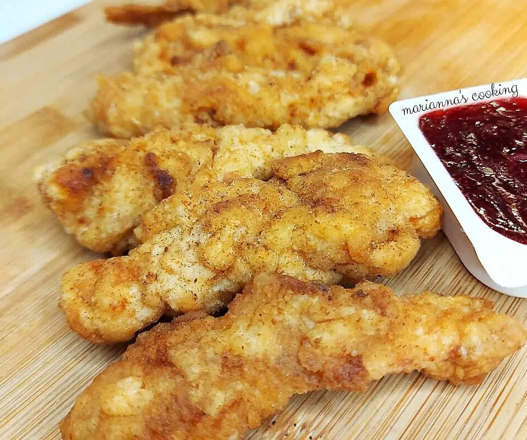 kotopouloKFC1 Τραγανές, χρυσαφένιες λωρίδες κοτόπουλου σαν KFC απλωμένες σε απορροφητικό χαρτί.