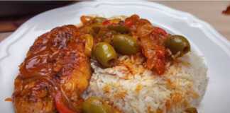 Κομμάτια κοτόπουλο με ρύζι σε ένα πιάτο, έτοιμο για σερβίρισμα