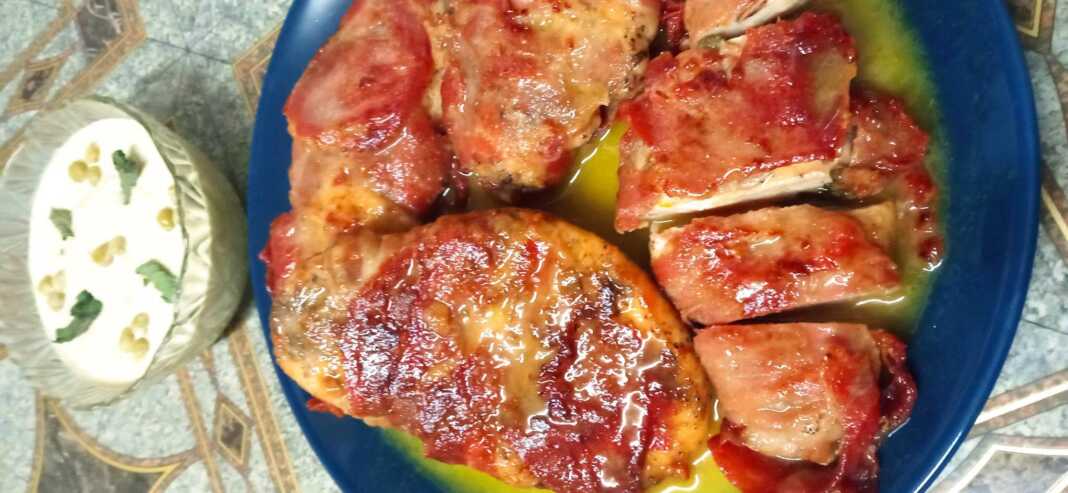 Φιλέτο Κοτόπουλο με μια υπέροχη σάλτσα και πουρέ αρακά