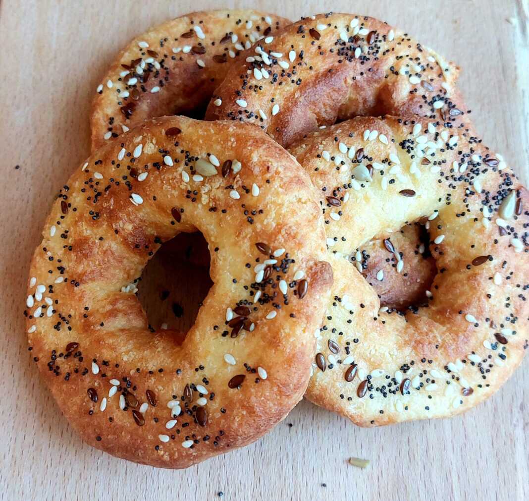 Κουλουράκια με ζύμη μοτσαρέλα στον φούρνο