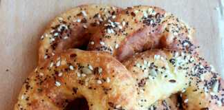 Κουλουράκια με ζύμη μοτσαρέλα στον φούρνο