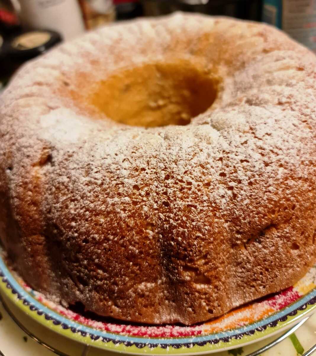 Το τελικό **Κέικ Κούγκλοφ** πασπαλισμένο με άχνη ζάχαρη