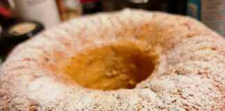 Το τελικό **Κέικ Κούγκλοφ** πασπαλισμένο με άχνη ζάχαρη