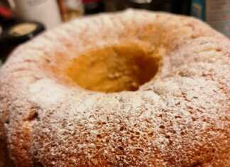 Το τελικό **Κέικ Κούγκλοφ** πασπαλισμένο με άχνη ζάχαρη