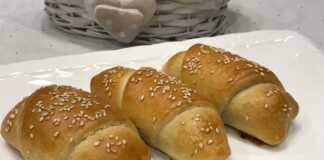 Ψωμάκια με λουκάνικα και τυρί.