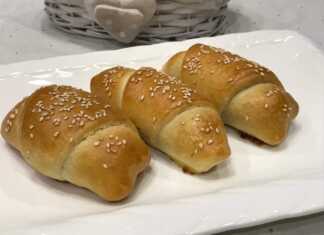 Ψωμάκια με λουκάνικα και τυρί.