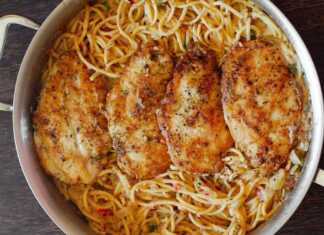 Ζυμαρικά κοτόπουλου σε κρεμώδη λευκή σάλτσα τυριού παρμεζάνας