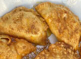 Τραγανές τηγανητές μυζηθρόπιτες περιχυμένες με άφθονο θυμαρίσιο μέλι και πασπαλισμένες με κανέλα