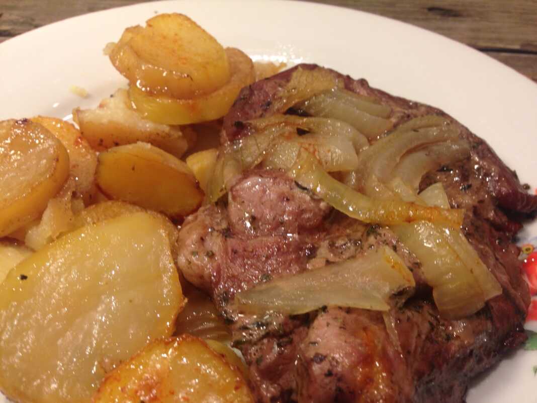 mprizolesKremidia Χοιρινές μπριζόλες με κρεμμύδια και πατάτες