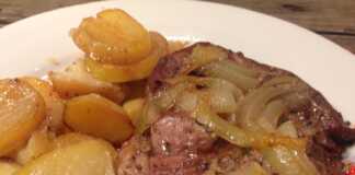 Χοιρινές μπριζόλες με κρεμμύδια και πατάτες