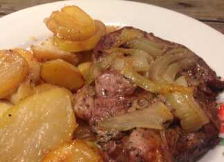 Χοιρινές μπριζόλες με κρεμμύδια και πατάτες