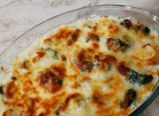 Ένα ταψί με ψημένο μπρόκολο καλυμμένο με χρυσαφένια σάλτσα μπεσαμέλ και λιωμένα τυριά.