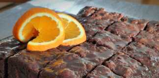 Τετράγωνα από **Αφράτο Μπράουνι Σοκολάτας** περιχυμένα με σάλτσα.