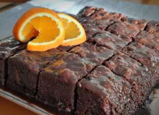 Τετράγωνα από **Αφράτο Μπράουνι Σοκολάτας** περιχυμένα με σάλτσα.