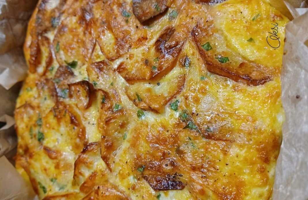 Ομελέτα πατάτας σε τηγάνι