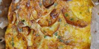 Ομελέτα πατάτας σε τηγάνι