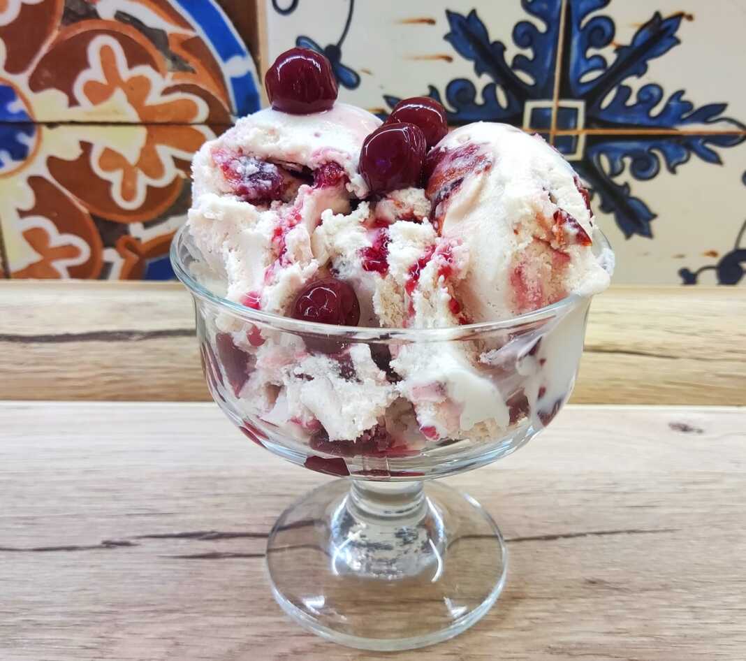 Παγωτό Βανίλια με κεράσι