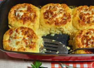 Γεμιστές φωλιές πατάτας στο ταψί, με ψημένη γέμιση από κοτόπουλο, μπέικον και λιωμένο κίτρινο τυρί.