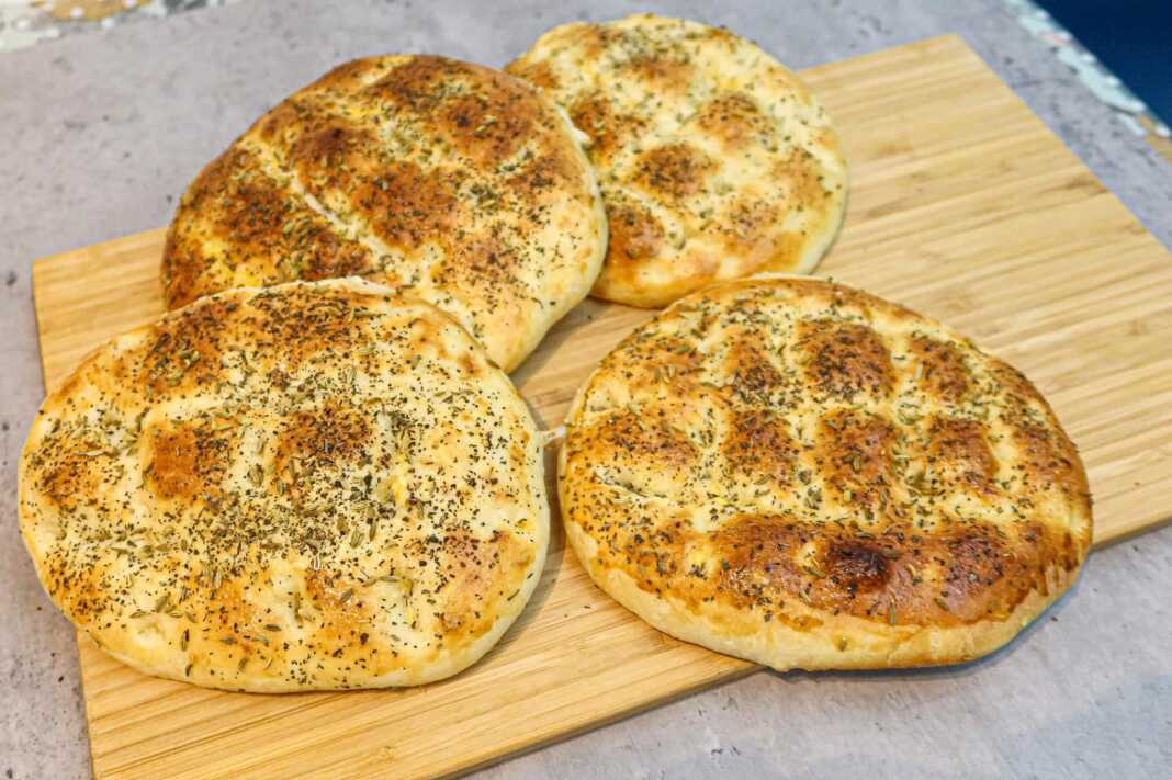 Αφράτες Πίτες με Τυρί, σερβιρισμένες ζεστές σε πιατέλα.