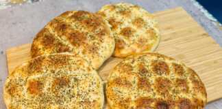 Αφράτες Πίτες με Τυρί, σερβιρισμένες ζεστές σε πιατέλα.