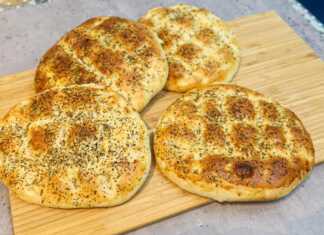 Αφράτες Πίτες με Τυρί, σερβιρισμένες ζεστές σε πιατέλα.