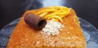 Το τελειωμένο **Εύκολο Ραβανί** με σιρόπι και ινδοκάρυδο.