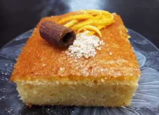 Το τελειωμένο **Εύκολο Ραβανί** με σιρόπι και ινδοκάρυδο.