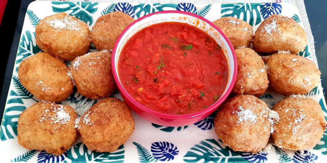 Ρυζοκεφτέδες με μοτσαρέλα και σάλτσα ντομάτας