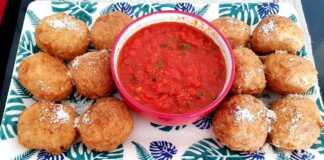 Ρυζοκεφτέδες με μοτσαρέλα και σάλτσα ντομάτας