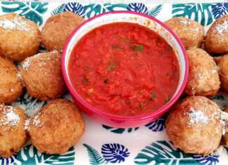 Ρυζοκεφτέδες με μοτσαρέλα και σάλτσα ντομάτας