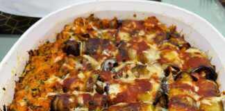 Ρολάκια μελιτζάνας ψημένα σε πυρέξ, με τυρί να έχει λιώσει από πάνω.