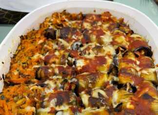 Ρολάκια μελιτζάνας ψημένα σε πυρέξ, με τυρί να έχει λιώσει από πάνω.