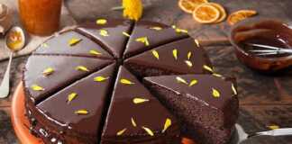 Ένα ολόκληρο υγρό κέικ σοκολάτας και πορτοκαλιού, καλυμμένο με γυαλιστερή γκανάζ.