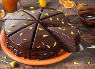 Ένα ολόκληρο υγρό κέικ σοκολάτας και πορτοκαλιού, καλυμμένο με γυαλιστερή γκανάζ.