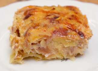 Χρυσαφένια τριμμένη πατάτα ψημένη στο φούρνο με παρμεζάνα χωρισμένη σε ομοιόμορφα τετράγωνα κομμάτια μέσα στο πυρέξ