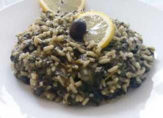 Πιάτο με παραδοσιακό σπανακόρυζο, γαρνιρισμένο με άνηθο και φέτα.