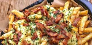 Τηγανητές Πατάτες με τυρί τσένταρ και μπέικον Τηγανητές Πατάτες με τυρί τσένταρ και μπέικον