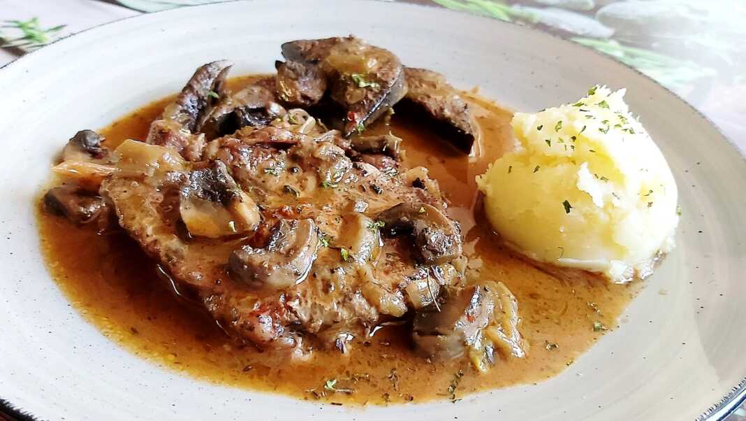 Χοιρινές Μπριζόλες σε σάλτσα με κρασί και μέλι