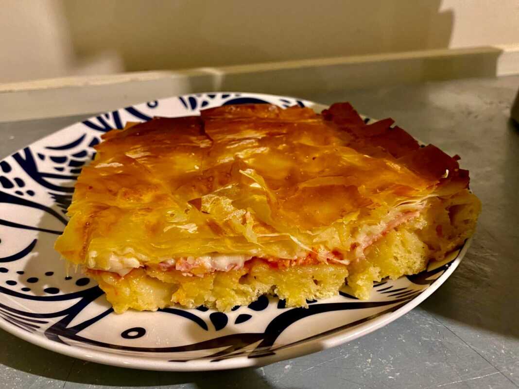 Ζαμπονοτυρόπιτα με βάση πίτσας