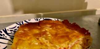 Ζαμπονοτυρόπιτα με βάση πίτσας