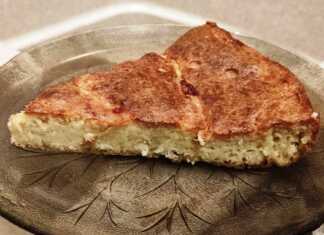 Παραδοσιακή ζυμαρόπιτα Μυτιληνιάς, φουσκωτή και χρυσαφένια, κομμένη σε κομμάτια.