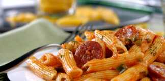 Πέννες ογκρατέν με λουκάνικο