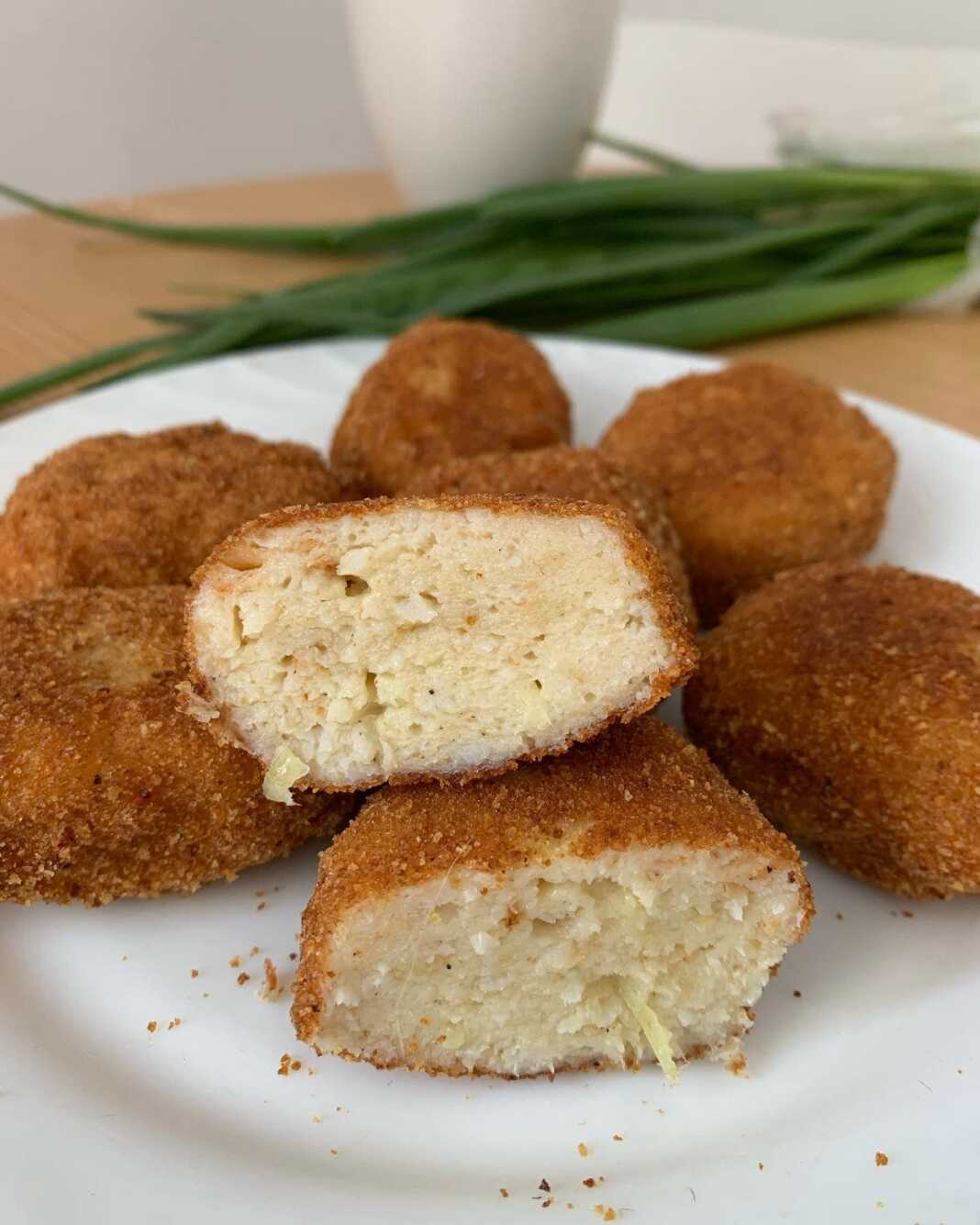 Ένα πιάτο γεμάτο χρυσαφένιους, τηγανισμένους ψαροκεφτέδες, με τραγανή κρούστα.