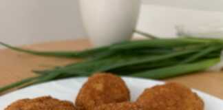 Ένα πιάτο γεμάτο χρυσαφένιους, τηγανισμένους ψαροκεφτέδες, με τραγανή κρούστα.