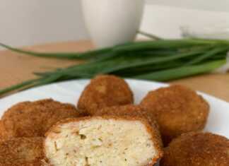 Ένα πιάτο γεμάτο χρυσαφένιους, τηγανισμένους ψαροκεφτέδες, με τραγανή κρούστα.