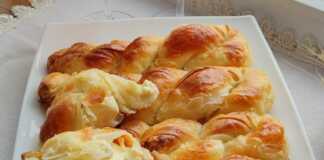 Αφράτες πίτες με τυρί, πλεγμένες σε σχήμα κοτσίδας, χρυσαφένιες μετά το ψήσιμο.