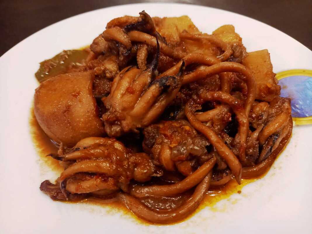 Σουπιές κρασάτες με πατάτες